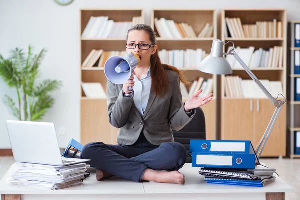 Geschäftsfrau mit Lautsprecher im Büro — Stockfoto