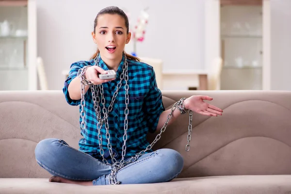 Ung flicka beroende av tv slösar bort sin tid — Stockfoto