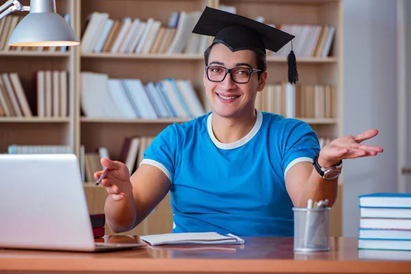 Mladý muž promoval na univerzitě — Stock fotografie