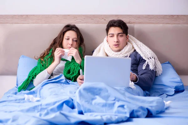 Moglie malata e marito a letto con laptop — Foto Stock