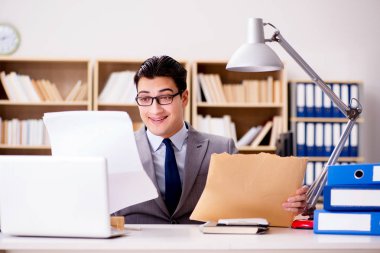 İşadamı mektup zarfını ofisinde alıyor.