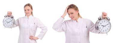 Kadın doktor teslim tarihini kaçırıyor.