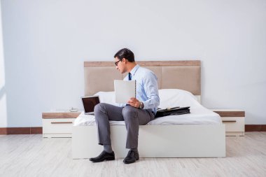 Seyahat sırasında otel odasında bir iş adamı.