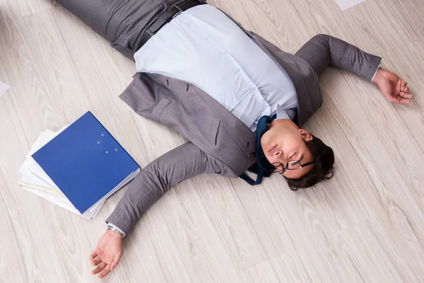 İşadamı office yerdeki ölü