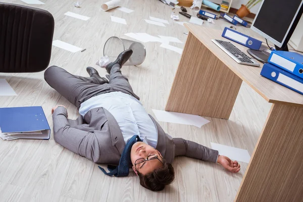 Homme d'affaires mort sur le sol du bureau — Photo
