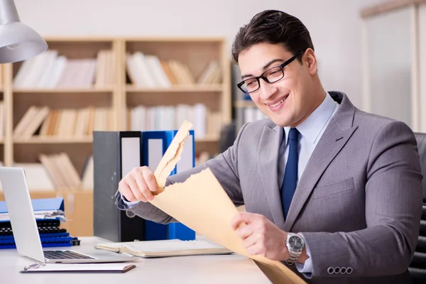 Empresário recebendo carta no escritório — Fotografia de Stock