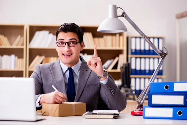 Businessman receiving parcel in office — Stock Photo, Image