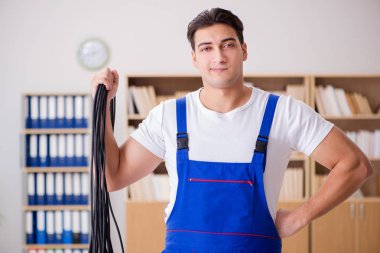 Kablolu televizyonu olan genç elektrikçi