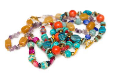 Whtie arka plan üzerinde izole zarif mücevherler