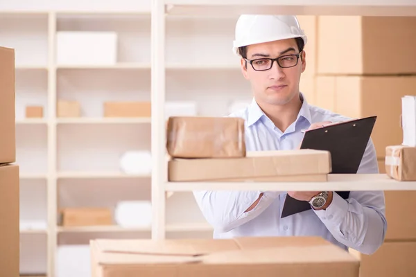 Man werkzaam in postbezorging — Stockfoto