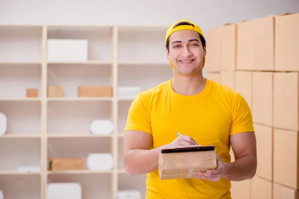 Mann arbeitet in Post-Paketzustelldienst — Stockfoto