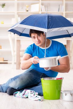 Evdeki adam, komşu sel sızıntısıyla uğraşıyor.