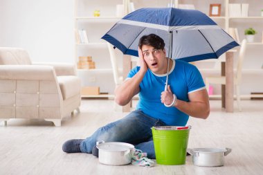 Evdeki adam, komşu sel sızıntısıyla uğraşıyor.