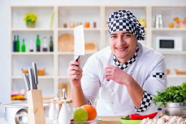 Genç aşçı mutfakta çalışıyor.