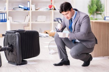 Görevdeki suç soruşturması sırasında genç adam