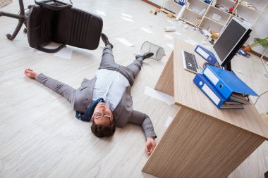 İşadamı office yerdeki ölü