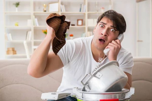 Hombre en casa lidiando con la fuga de inundación del vecino — Foto de Stock