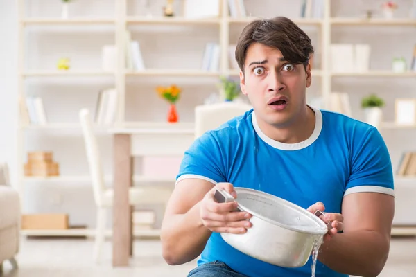 Hombre en casa lidiando con la fuga de inundación del vecino — Foto de Stock