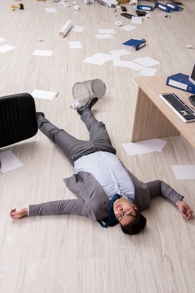 Businessman dead on the office floor — Stock Photo, Image