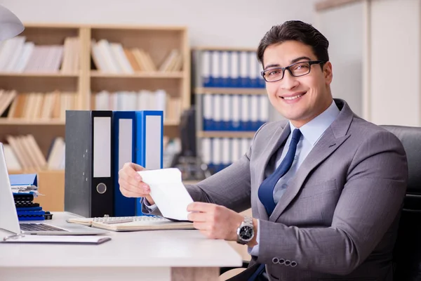 Empresario recibiendo carta en la oficina — Foto de Stock