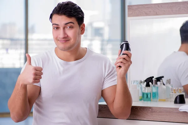 Genç yakışıklı adam sabahları tıraş oluyor. — Stok fotoğraf