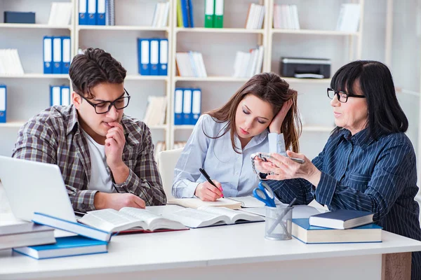 Joven estudiante y profesor durante la lección de tutoría — Foto de Stock