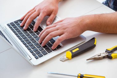 Bilgisayar tamircisi bilgisayar dizüstünü onarıyor
