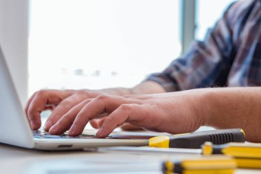 Bilgisayar tamircisi bilgisayar dizüstünü onarıyor