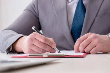 Toplantıda not alma işadamı