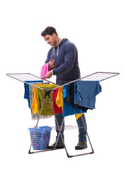 Çamaşır yıkayan koca beyaz tenli.