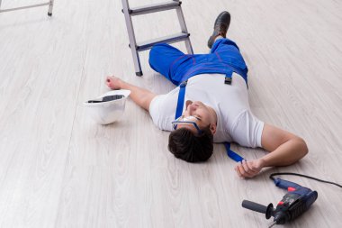 Yükseklikten düştükten sonra çalışan - güvensiz davranış