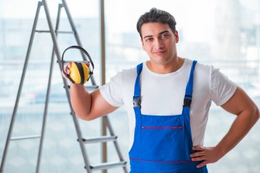 Gürültülü işçiler kulaklıkları iptal ediyor