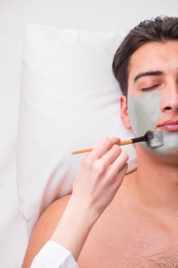 Kaplıca masaj konseptinde yakışıklı bir adam.