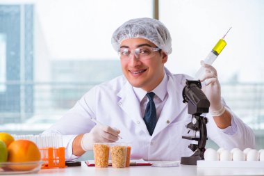 Besin uzmanı gıda ürünlerini laboratuarda test ediyor.