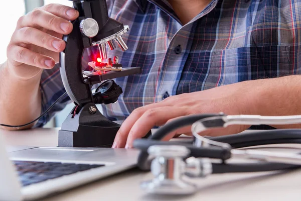 Engenharia de alta precisão com homem trabalhando com microscópio — Fotografia de Stock