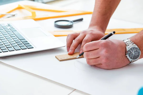 Ingeniero masculino trabajando en dibujos y planos —  Fotos de Stock