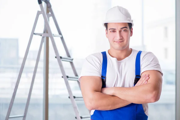 Jovem trabalhador com capacete de segurança hardhat — Fotografia de Stock