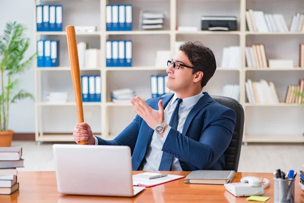 Arrabbiato aggressivo uomo d'affari in ufficio — Foto Stock