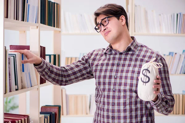 Estudiante joven en concepto de libros de texto caros — Foto de Stock