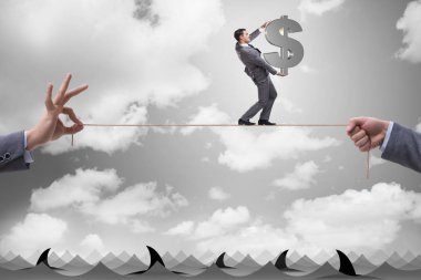 İş adamı iş konseptinde sıkı bir ipin üzerinde yürüyor