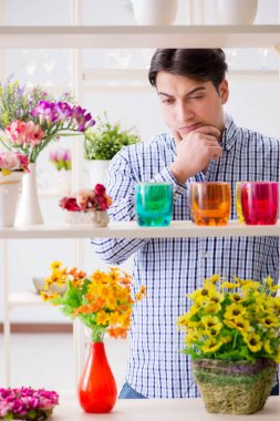 Genç yakışıklı dükkândan alışveriş yapıyor.