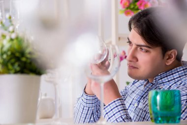 Genç yakışıklı dükkândan alışveriş yapıyor.