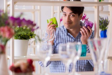 Genç yakışıklı dükkândan alışveriş yapıyor.