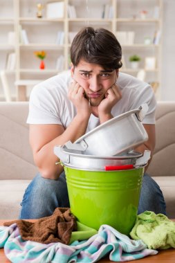 Evdeki adam, komşu sel sızıntısıyla uğraşıyor.