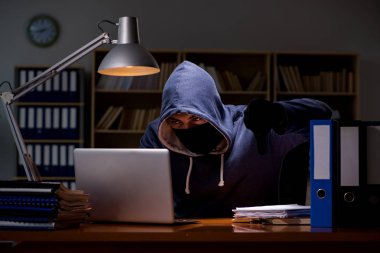 Hacker ev bilgisayarından kişisel verileri çalıyor
