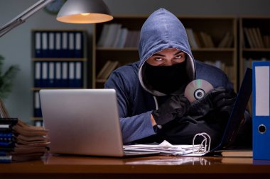 Hacker ev bilgisayarından kişisel verileri çalıyor