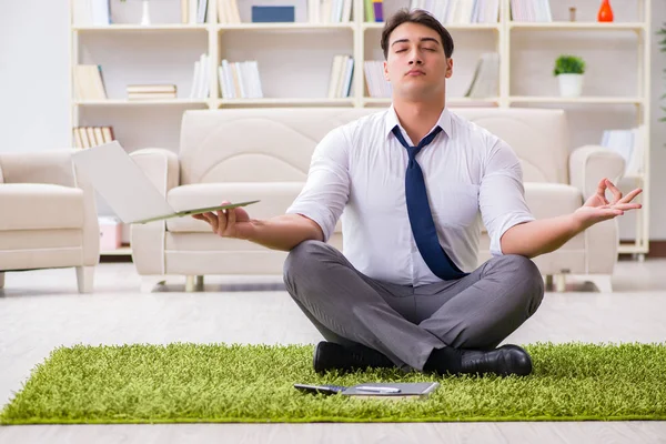 Бизнесмен, сидящий на полу в офисе — стоковое фото