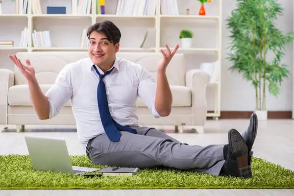 Homme d'affaires assis sur le sol dans le bureau — Photo