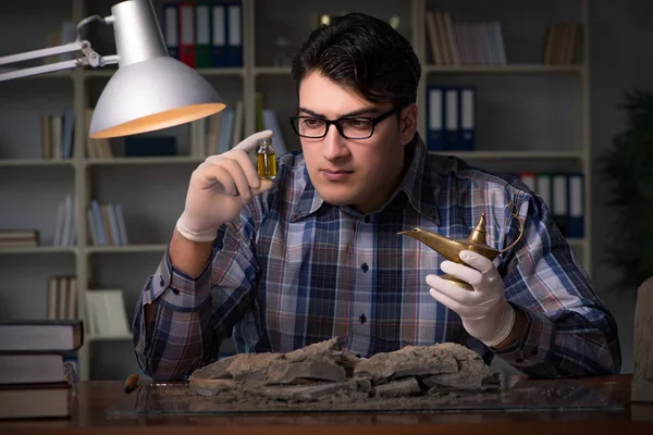 Archäologe arbeitet spät in der Nacht im Büro — Stockfoto