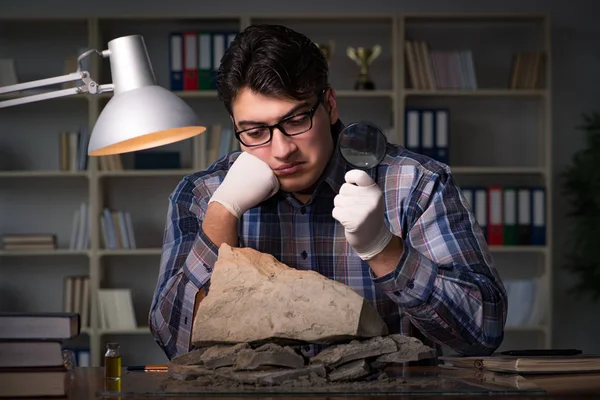 Archeoloog werkt laat in de avond in het kantoor — Stockfoto